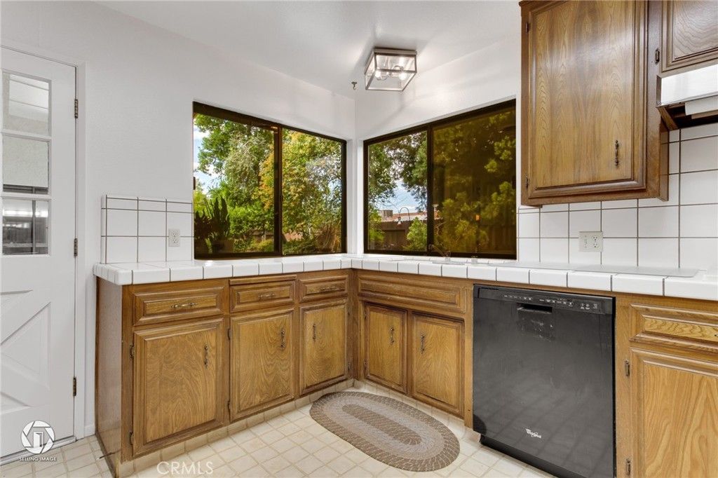 listing image 130726753666106420015