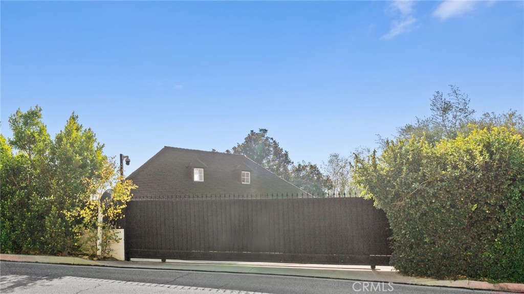 2828 Benedict Canyon Drive