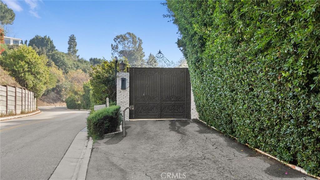 2828 Benedict Canyon Drive