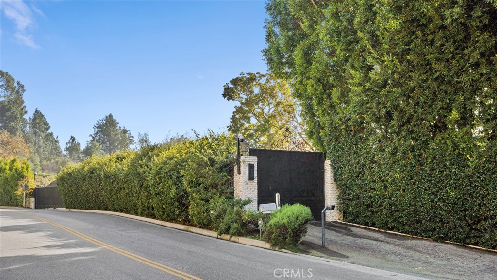 2828 Benedict Canyon Drive