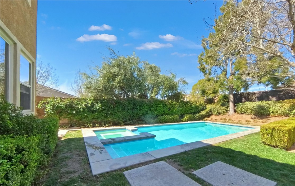 1404 N Tulip Circle