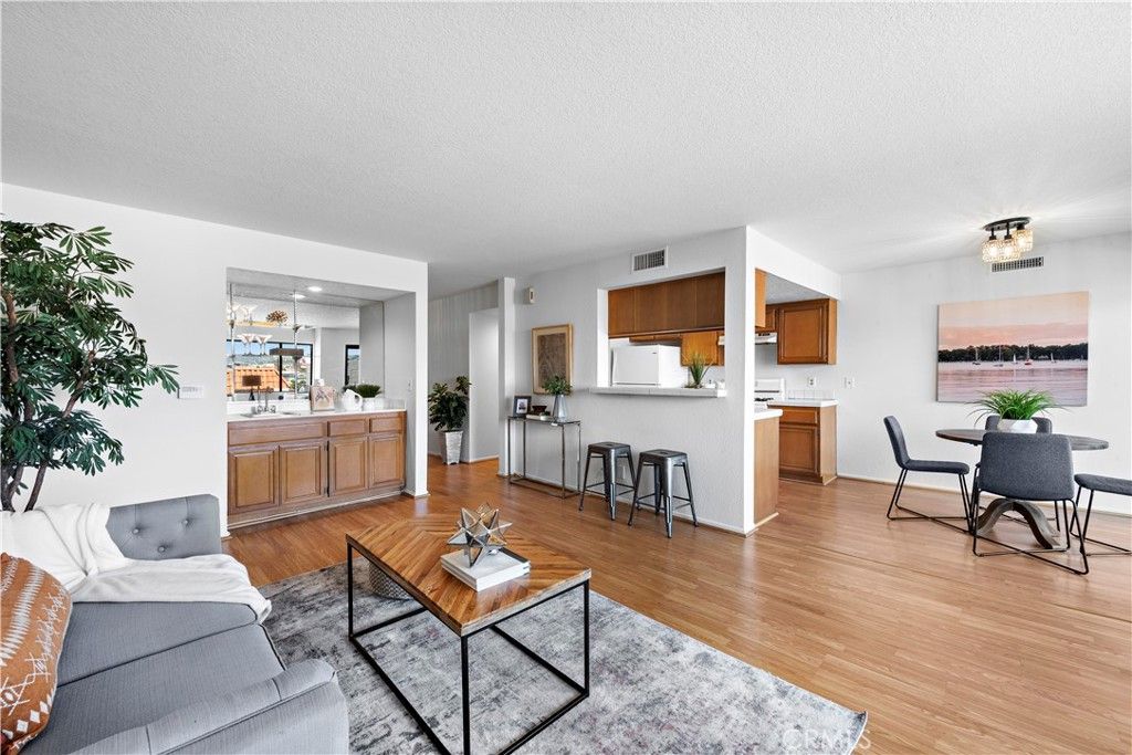 listing image 130721709398626292817