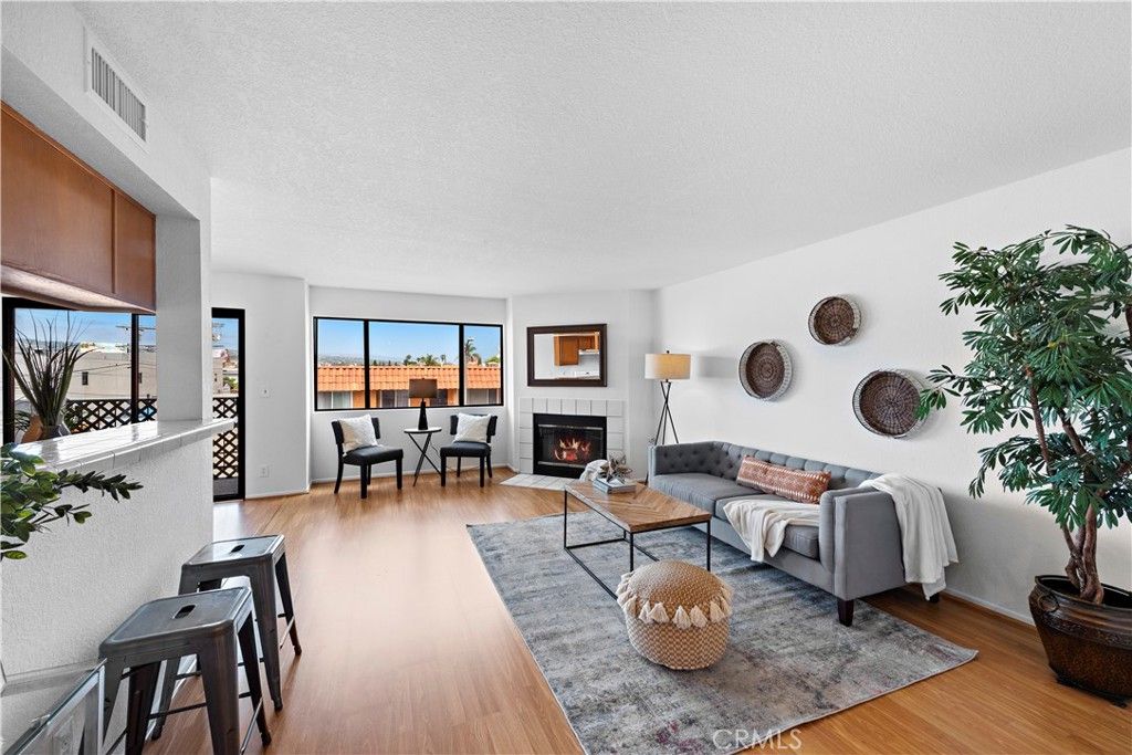 listing image 130728883369259768836