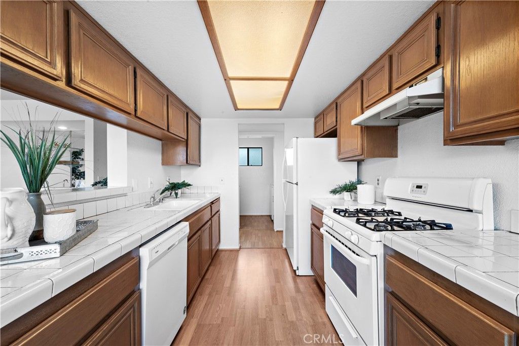listing image 130722803471888384255