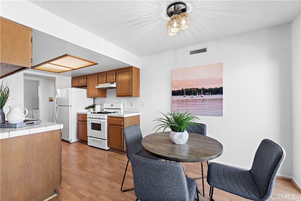listing image 130724550920653380295