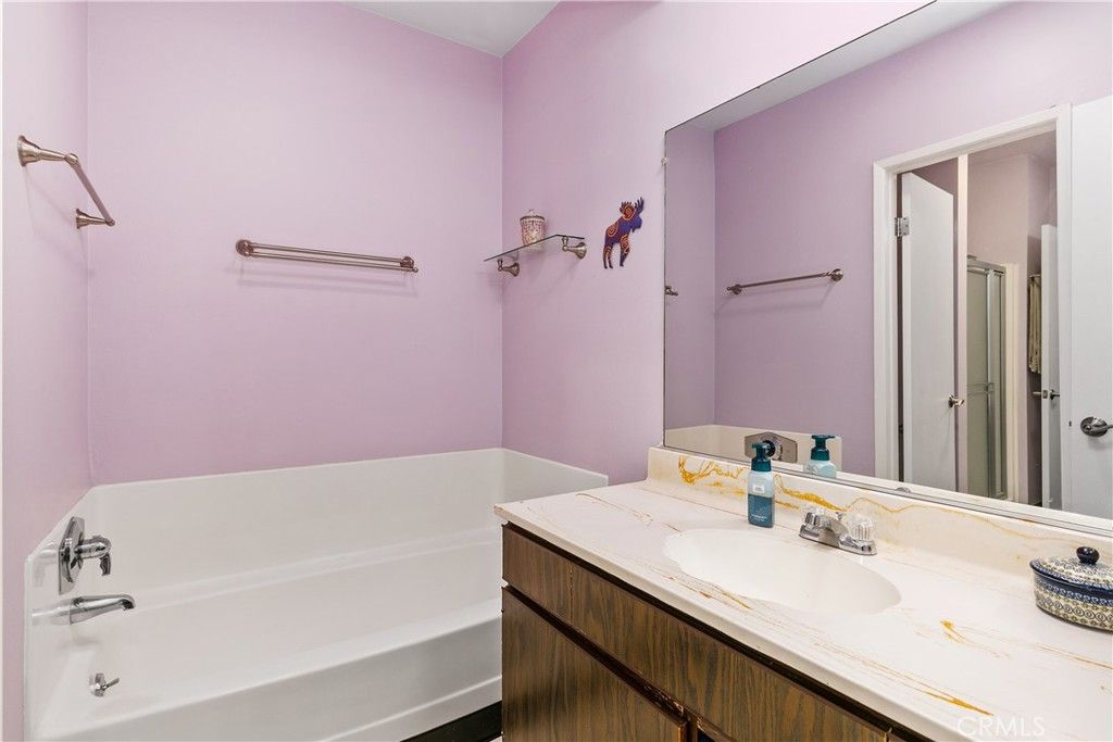 listing image 130724679031399315345