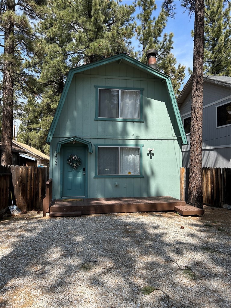 Cozy 2 bedroom, 2 full bath Cabin, close to Big Bear Lake. Perfect for the family weekends, or just a perfect place to call home!
Has a nice size living room with Wood burning stove insert in fireplace keeps the cabin cozy warm on those snowy chilly nights. kitchen is a nice size eat in kitchen, has gas stove and builtin microwave. Full bathroom downstairs. There is Two large bedrooms upstairs with another full bath with shower. This cabin also comes with laundry area equipped with Washer and dryer. There is a large rear deck patio, plenty of room for a bbq and table for those beautiful summer nights to gather and enjoy family and friends! Large rear yard as well. In the front of the cabin there is a large parking area enough room for at least 2 cars. This home has it all, Go see this today take your fussiest buyers.