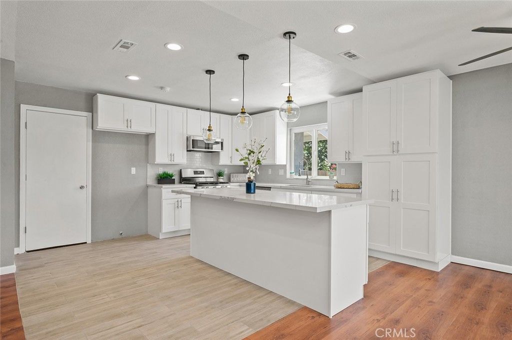 listing image 130721704364243937032