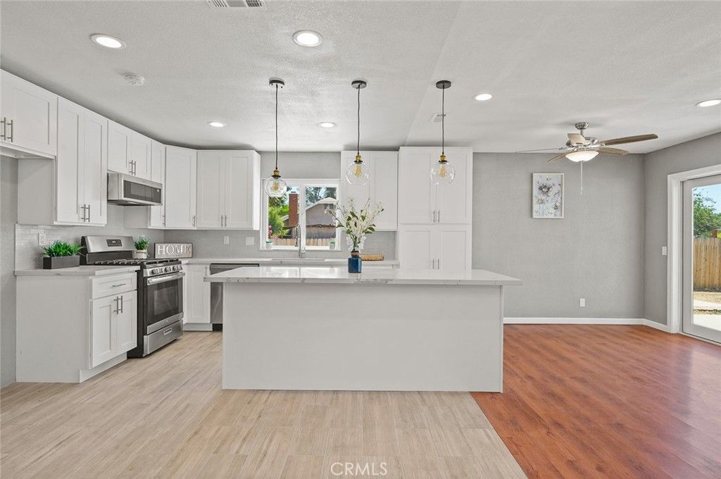 listing image 130726237444939428692
