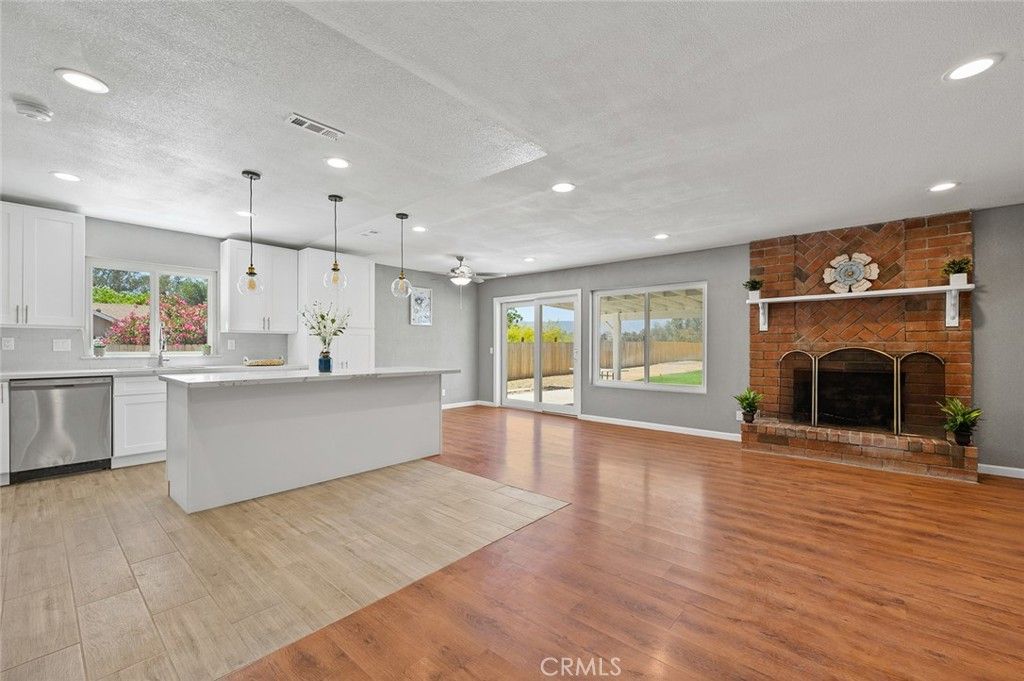 listing image 130725814731701526417