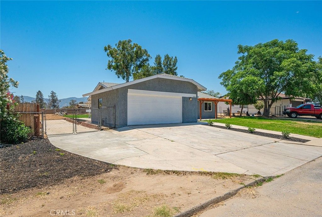 listing image 130725397516071658256