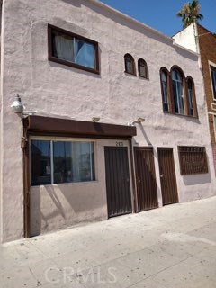 Rear opportunity in a desired area of Los Angeles. Mixed used: Two commercials units and two residential. Lot with potential for lots of possibilities