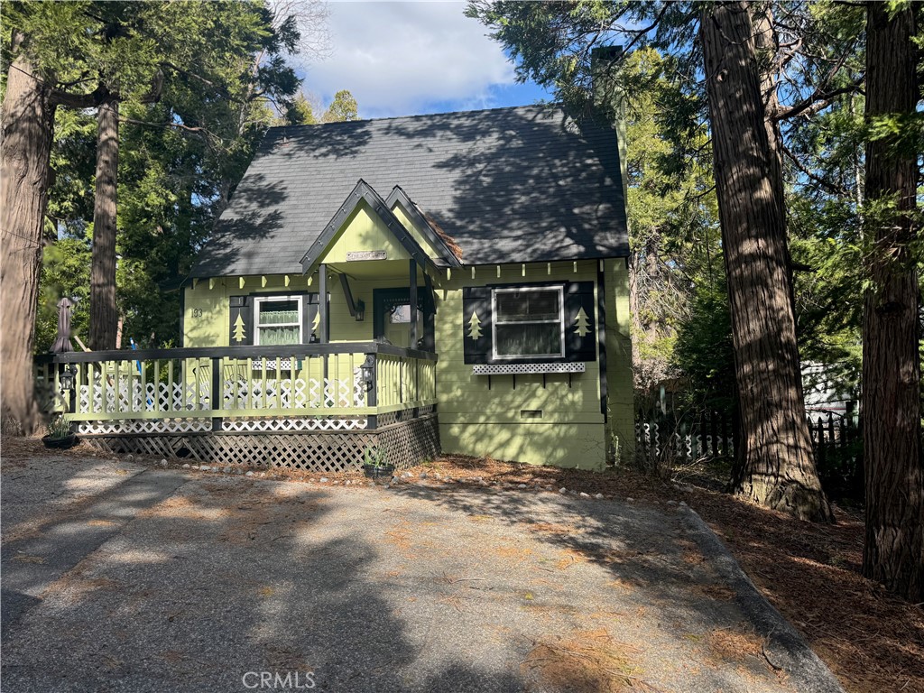 For Rent in the Palisades neighborhoods of Lake Arrowhead. This charming cabin hosts 2 beds and 1 bath. A fenced back yard and plenty of parking. Pets negotiable, non smoking, tenant pays all utilities. Lake access available for purchase by tenant. Can be furnished or unfurnished.