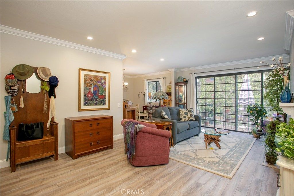 listing image 130726682030771732202