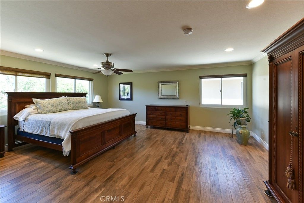 listing image 130720845209692616287