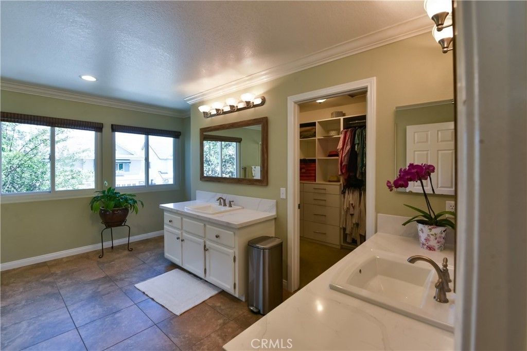 listing image 130725898858999750942