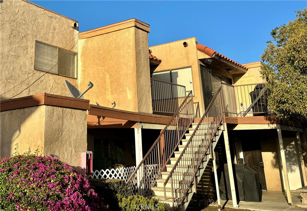 2497 W Acacia Avenue