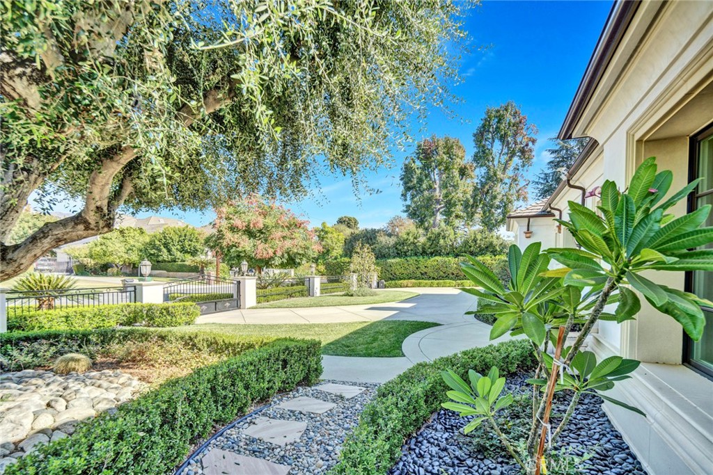 300 W Las Flores Avenue