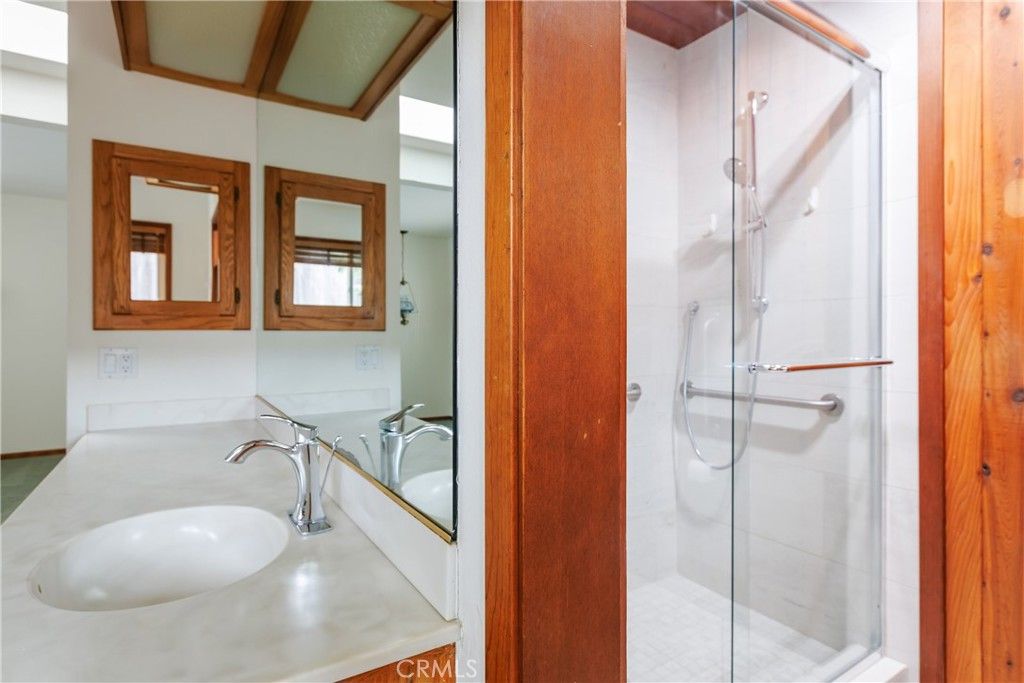 listing image 130721643841259268480