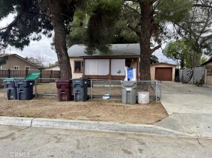 ATTENTION INVESTORS!!! CASH OFFERS!!! This charming 3 bedroom 1 bath home is located on a small cul-de-sac street and situated on a fenced lot with a detached garage. Make this home your next project!