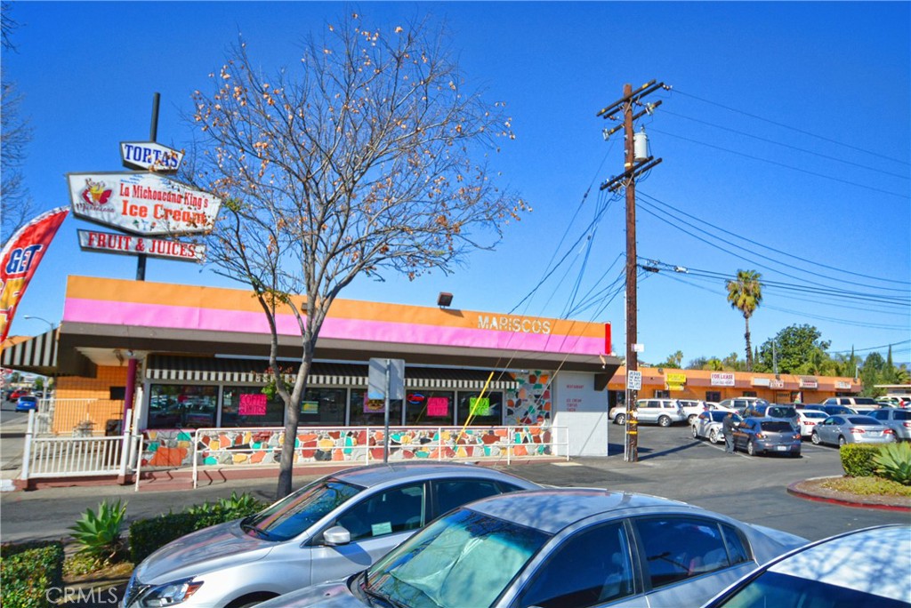 RETAIL SHOPPING CENTER, Beauty salon available, Any other business is available, Supermarket area, Good location.