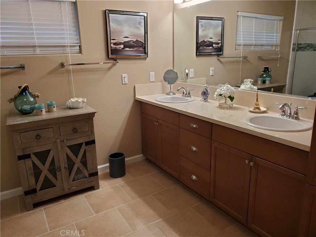 listing image 130726676937219955644