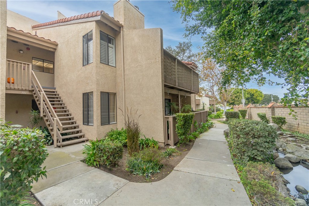 4861 Lago Drive 201