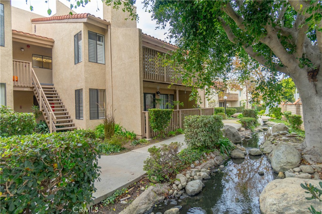 4861 Lago Drive 201