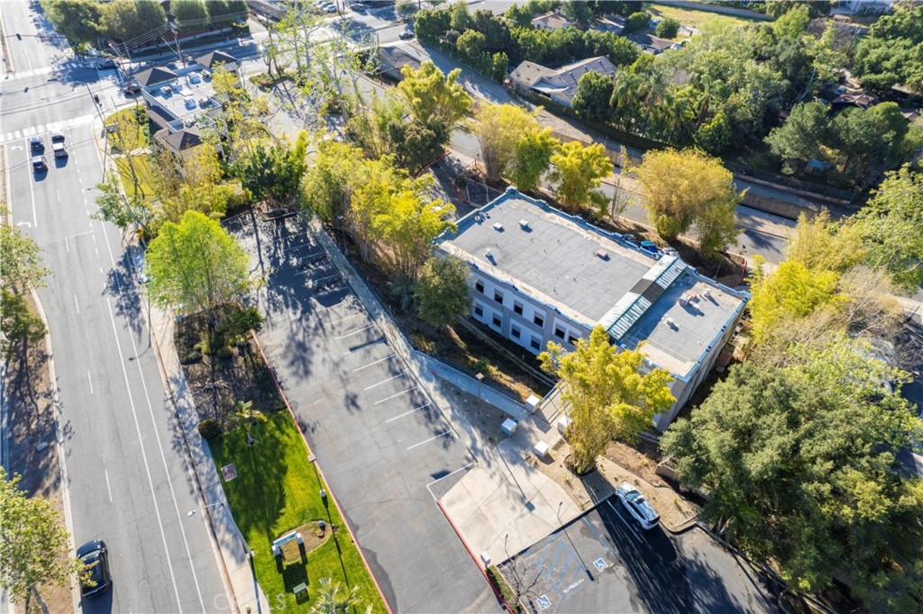 Move-in incentives are available please contact the listing office for details. Large medical office suite available approximately 3,583 square feet with 10+ exam rooms, a large administration area, private offices, and a large common waiting area. Centrally located near a highly populated residential area and just north of the 210 freeway off-ramp at San Dimas Ave. which allows easy and convenient access for both patients and staff. This facility is approximately 3.4 miles from San-Dimas Community Hospital, 3.9 miles from Foothill Presbyterian Hospital, and 6.4 miles from Pomona Valley Hospital with direct and easy routes to both.