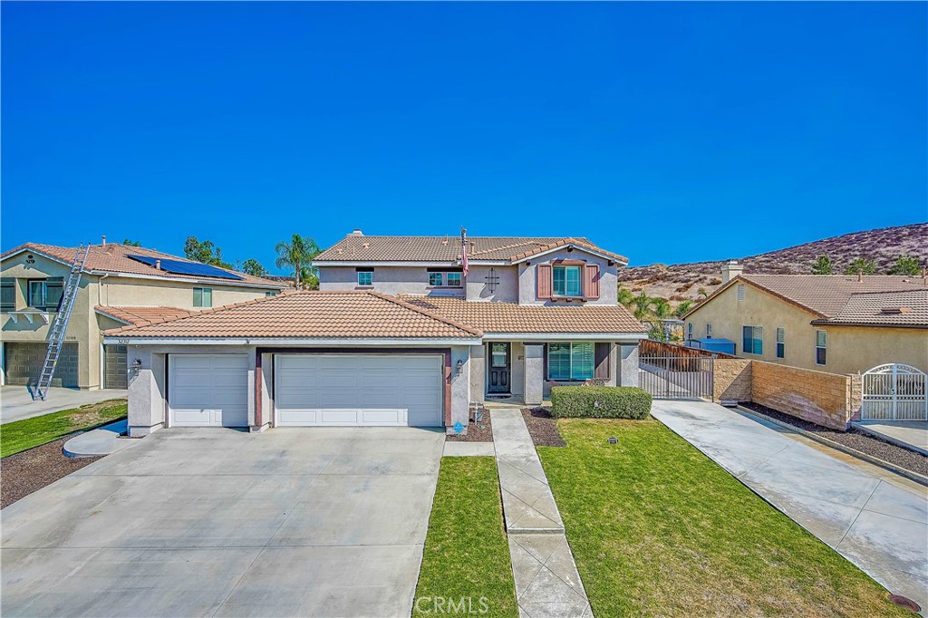 Main image without alt text