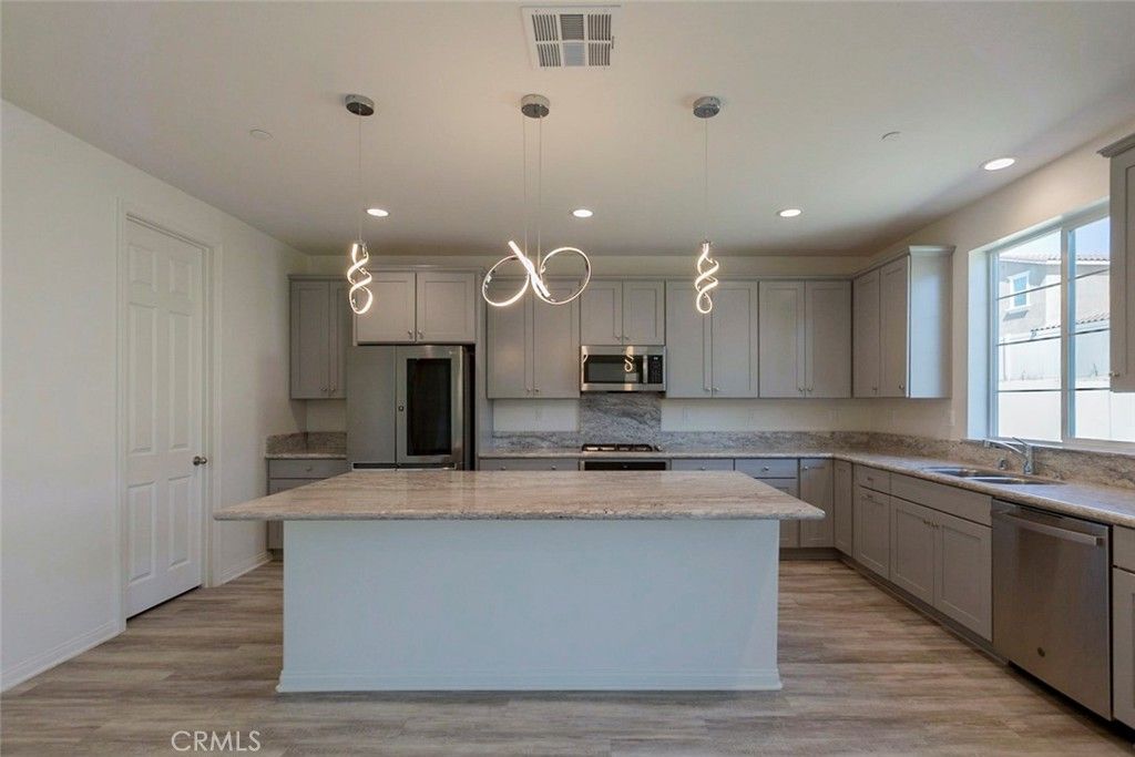 listing image 130723901970058322322