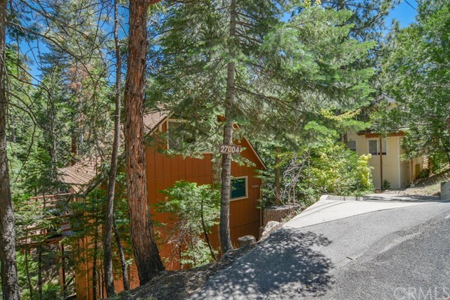 Overlooking a seasonal stream. This peaceful mountain cabin comes tastefully furnished per inventory. Wall of windows to the outdoors with a deck to enjoy the view and barbeques. 2 bedrooms plus a loft/bedroom 2 baths. Come see and enjoy.