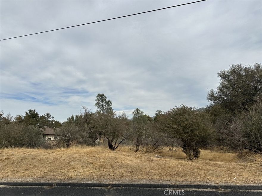 Welcome to 1.14+/- acres of beautiful land in Yosemite Lakes Park! This gently sloping property is the ideal spot to build your dream home. Enjoy the peace of nature while being close to amenities like parks, hiking trails, equestrian center, community pool, tennis courts, and golf. Don’t miss this chance to build your perfect home in a stunning location!