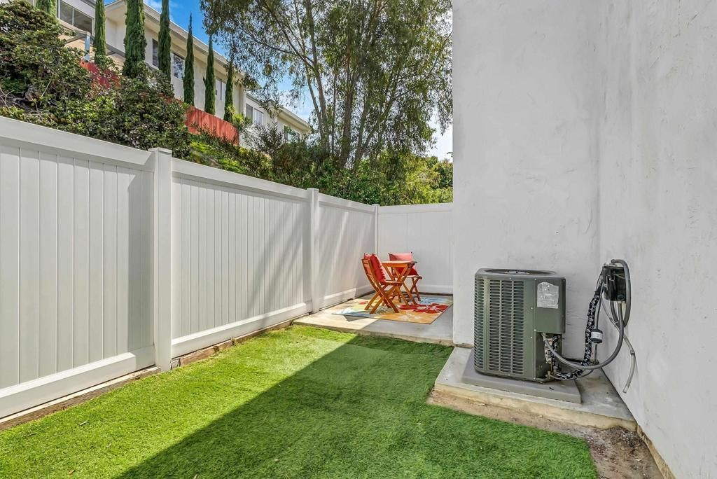 listing image 130724796624641732727