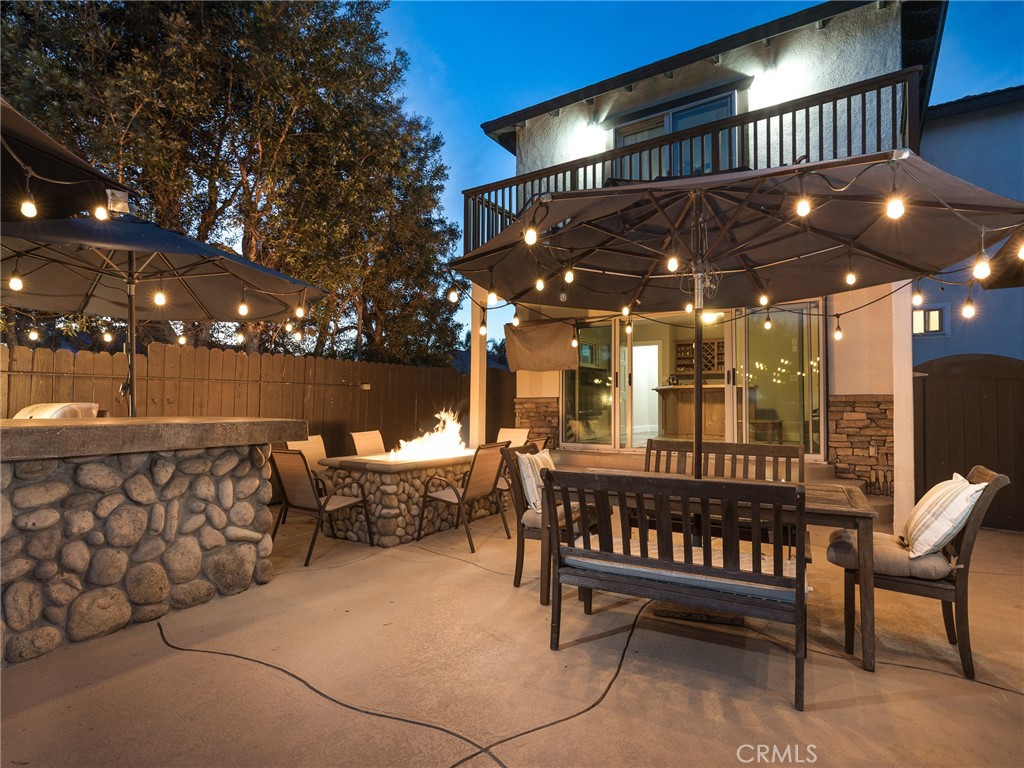 516 W Acacia Avenue