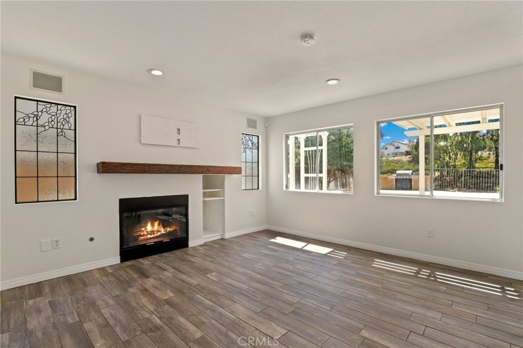 listing image 130729552912433976455