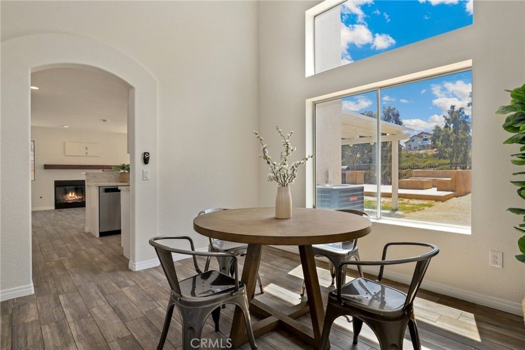 listing image 130724695368382095130