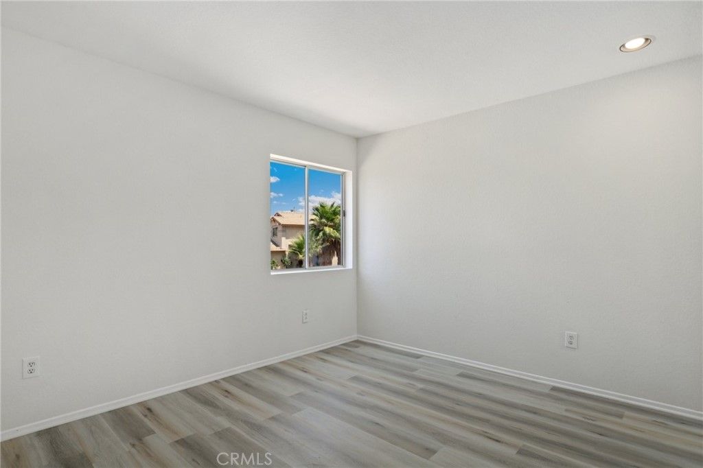 listing image 130728417467968206413