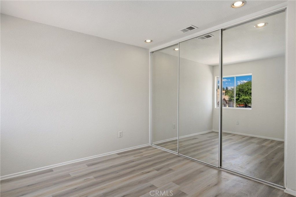 listing image 130727709309459525835