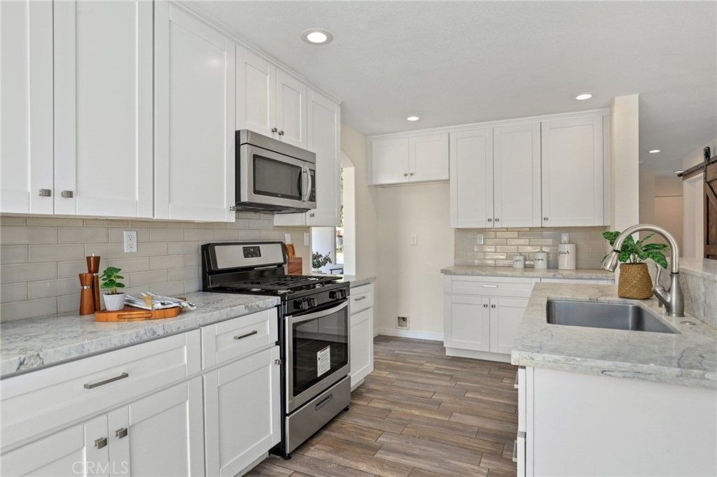 listing image 130722682726310399333