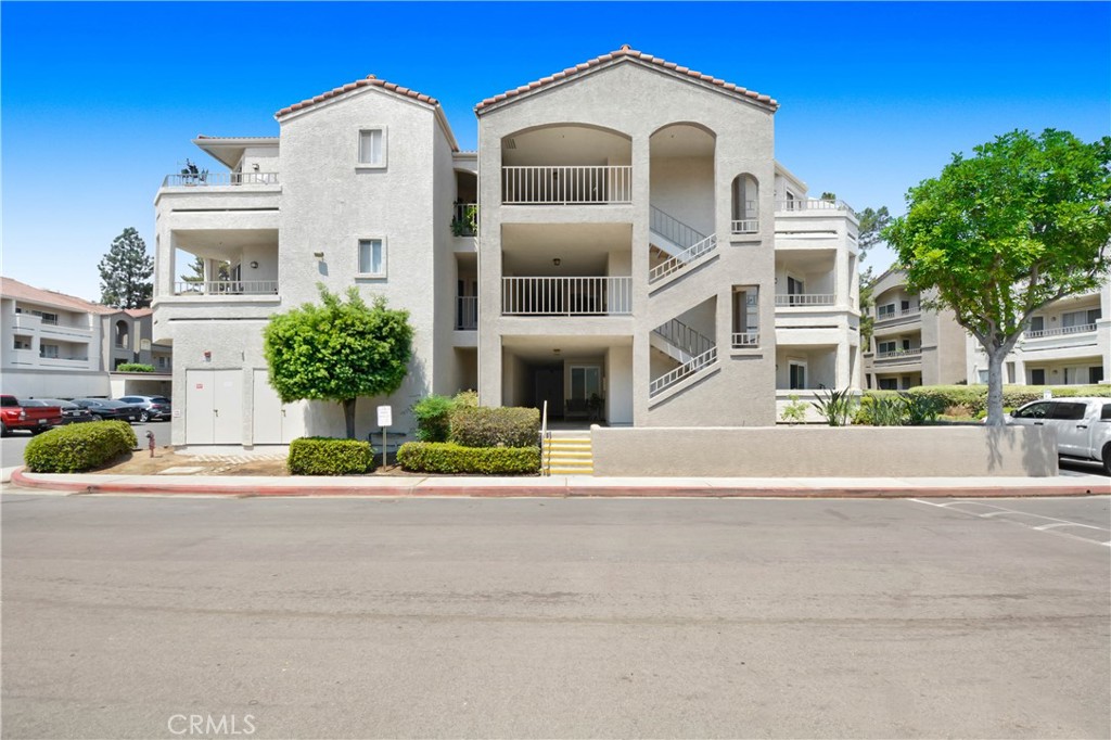 View Corona, CA 92879 condo