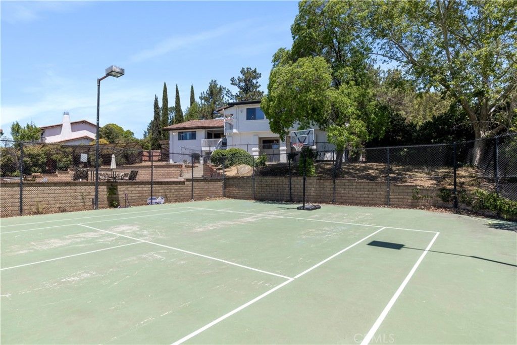 listing image 130725350824477975990