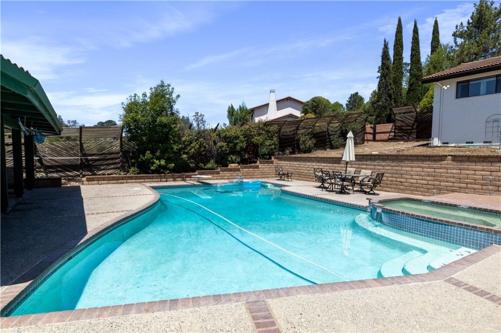 listing image 130721471740589310993