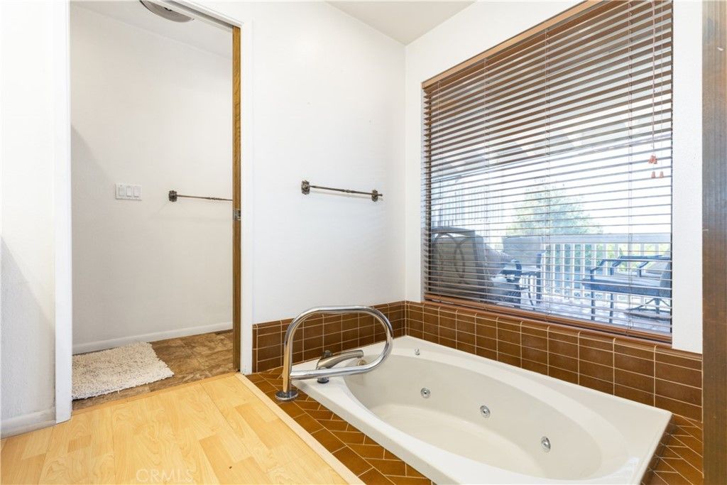 listing image 130726843310319461085