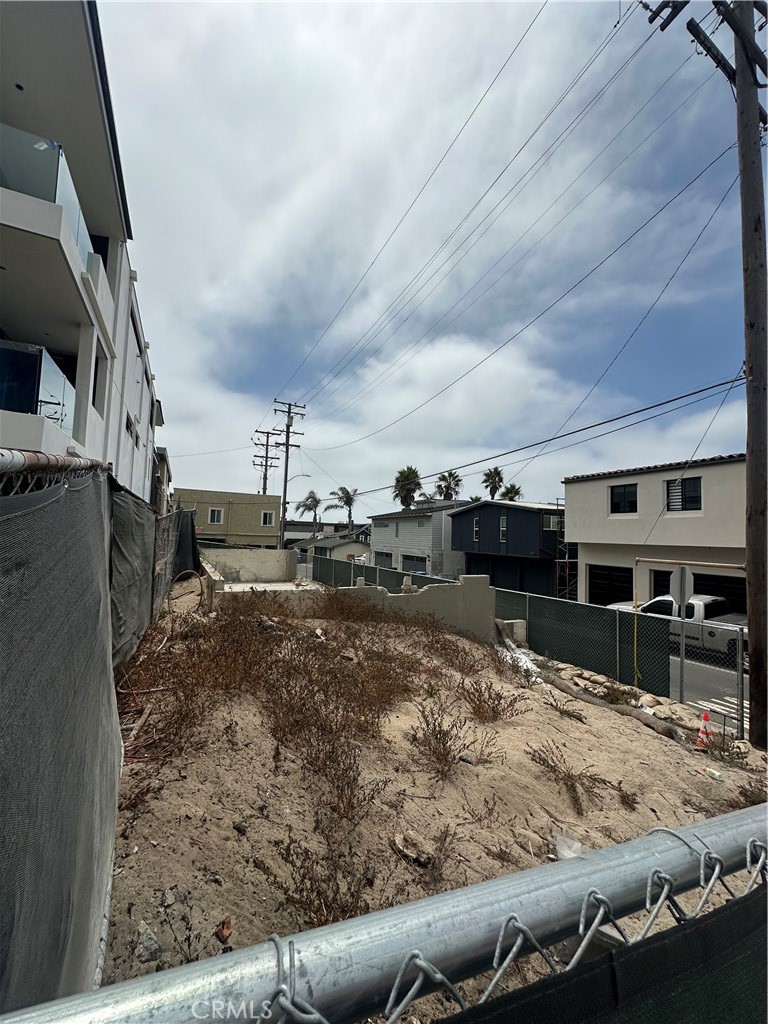 An exceptional opportunity to build your dream home in the heart of downtown Manhattan Beach. Situated at the corner of 9th St and Ocean Drive, this prime location will offer protected ocean views overlooking The Strand and abundant natural light for a new construction home. Enjoy breathtaking views spanning from Palos Verdes to Malibu.
For more information, please contact the listing agents.