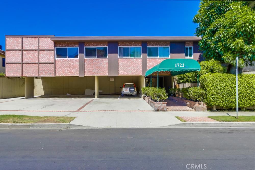 Stunning remodeled unit listed at a great price and in a prime location! This one bedroom one bath condo features 762 square feet of living space, beautiful floating vanity in the bathroom, recessed lighting, and hardwood flooring all through out. Kitchen offers gorgeous quartz counter tops, new cabinets and stainless steel appliances. Of special note, the home has an in-unit laundry. Don't miss this great opportunity!