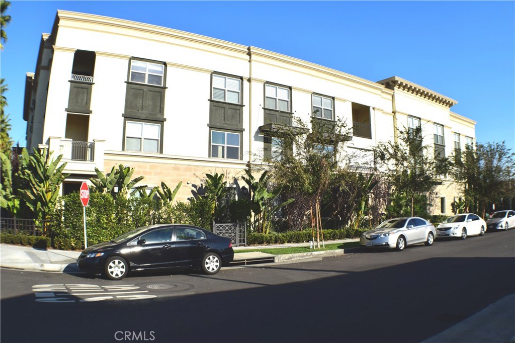 Discover the beauty of modern living inside an immaculate 2 bedroom, 2 bathroom condominium in the vibrant historic Downtown Anaheim! Located in the Domain, the property features an open floor plan and high quality architecture. Walk in to find wood looking tile flooring and a spacious living area, great for entertaining. The kitchen includes a stove and refrigerator ,as well as a generous center island. Both bedrooms offer their own unique personality with plantation shutters and ceiling fans. Master suite boasts walk-in closet, dual-vanity bath, an extra-deep soaking tub and separate shower. Includes an in-unit laundry area with a washer and dryer. The two car garage has additional storage and is easy to access, close to the residence elevators. Gated community courtyard offers private areas to relax like the rooftop patio, a sparkling pool, and BBQ areas. Located in walking
distance to the Anaheim Packing District, Farmers Park, Muzeo Museum, restaurants, and more!