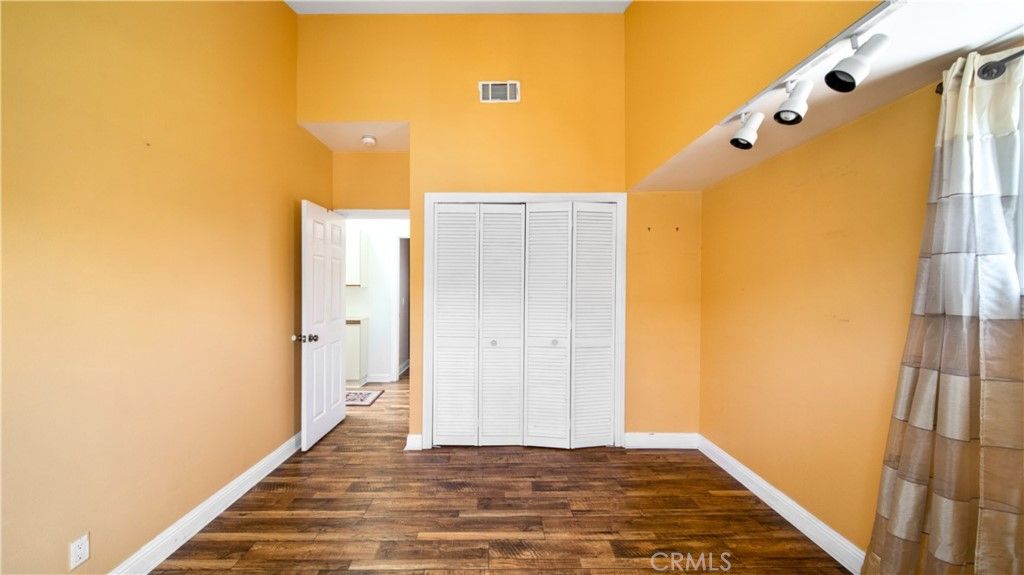 listing image 130721773767379842783