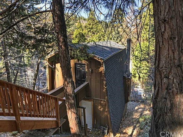 Mountain Retreat Surrounded By Dogwood And Pine Trees. Ideally Located With Easy Access To Hwy 18 For Commuters Or Vacationers Looking To Visit Skypark At Santa's Village, Lake Arrowhead Or The Local Ski Resorts. Lower Living Area With Full Kitchen, Dining Area, Full Bath And Cozy Sitting Area With Great Fireplace For Those Cold Winter Evenings. Upper Level Includes Large Bedroom That Opens To Private Deck, Den/Office Space And A Half Bath. Property Has Ample Off Street Parking And Storage.