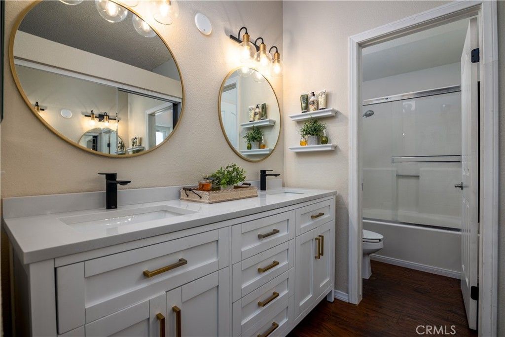 listing image 130729635579652352592
